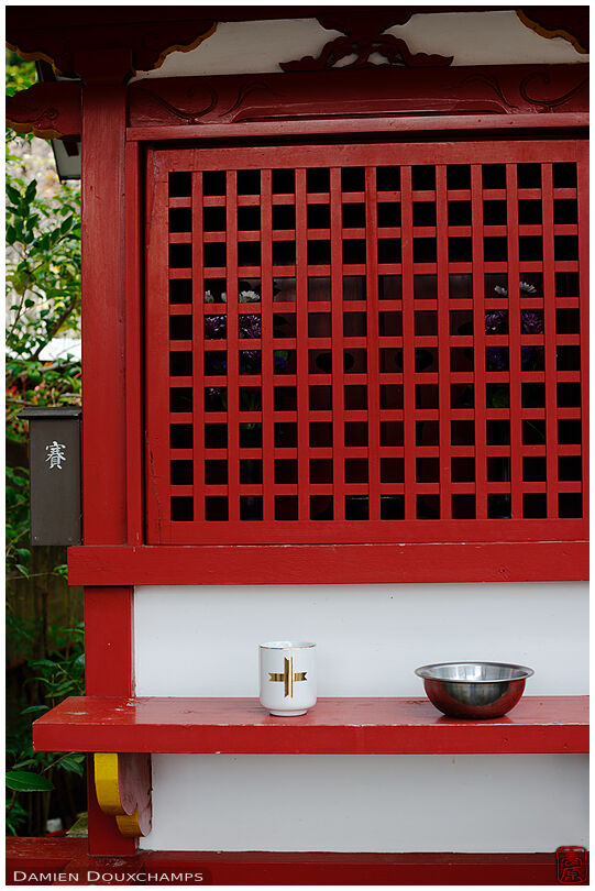 Small shrine in Honmyo-ji temple