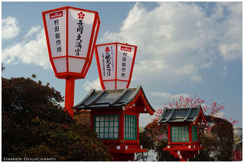 Sponsored lanterns at the entrance of Nagaoka-tenmangu shrine