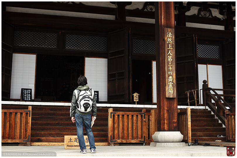 Tourist in front of Konkaikomyo-ji temple's main hall
