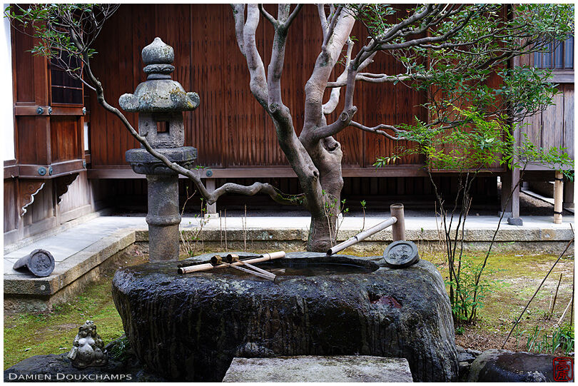 Washbasin in Shinyo-do temple