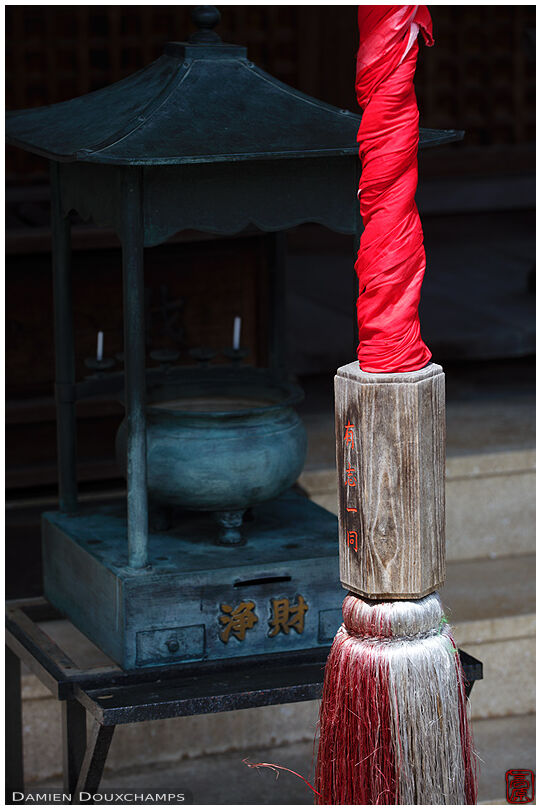 Bell rope and incense burner in Bukko-in temple
