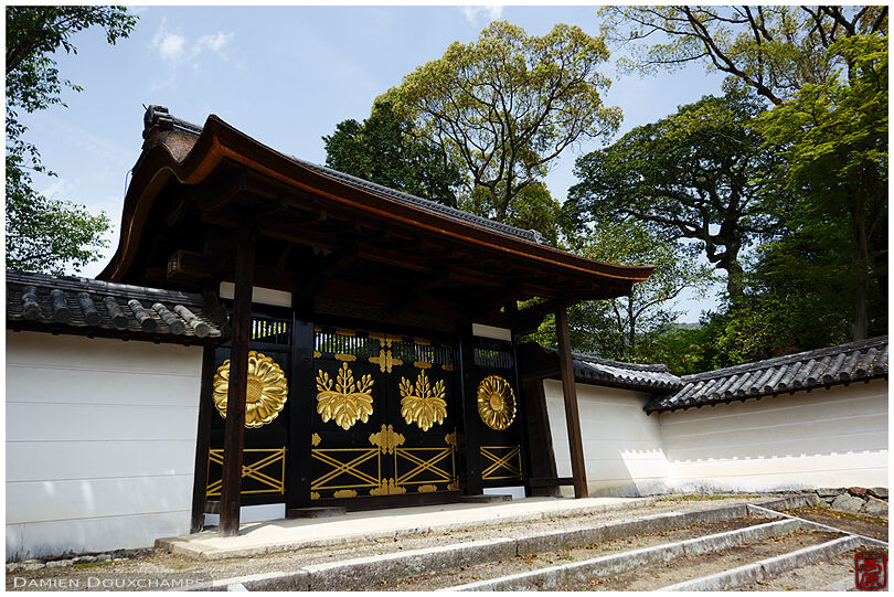 GOld ornaments on the gate of Sanpo-in temple