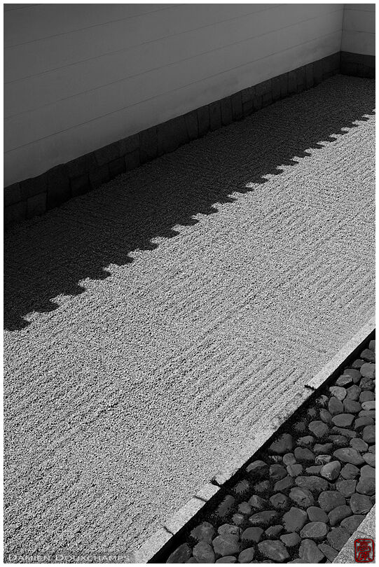 Geometric patterns in Shokoku-ji temple's zen garden