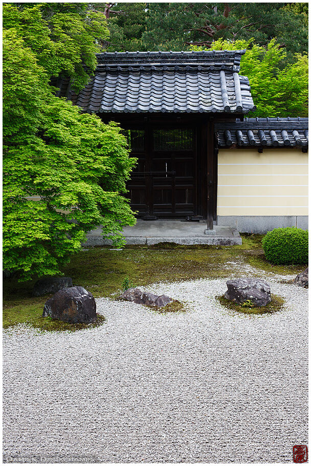 Gate and rock garden in Toji-in temple