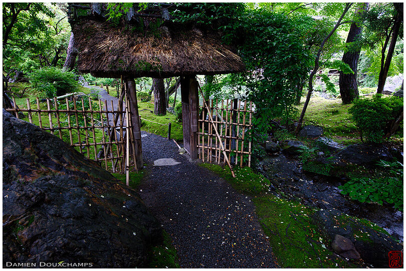 Thatched gate in zen garden, Hakusa-sonso villa