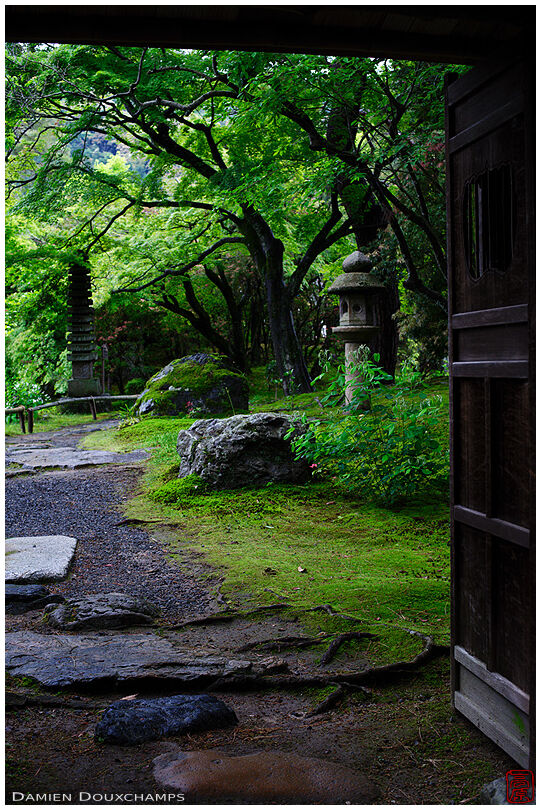 Stone lantern and pagoda in Hakusa-sonso villa's zen garden