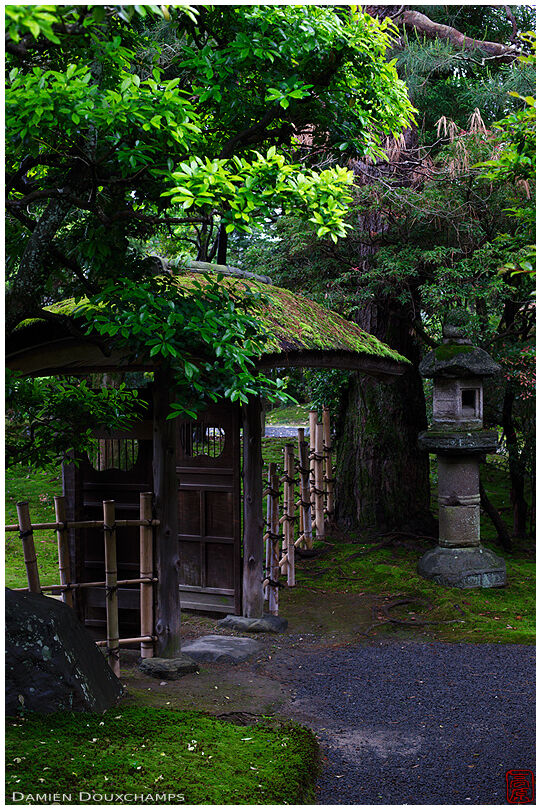 Stone lantern and gate in Hakusa-sonso villa's gardens