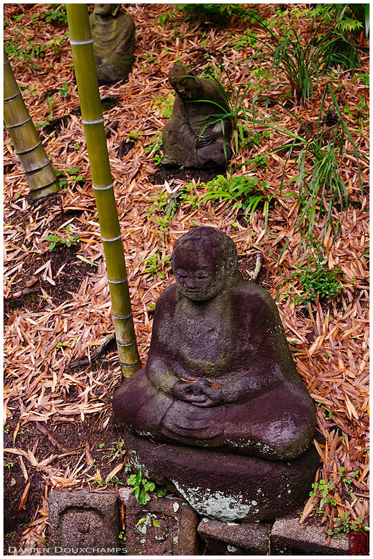 Weathered Buddah statue amon bamboo, Hakusa-sonso villa
