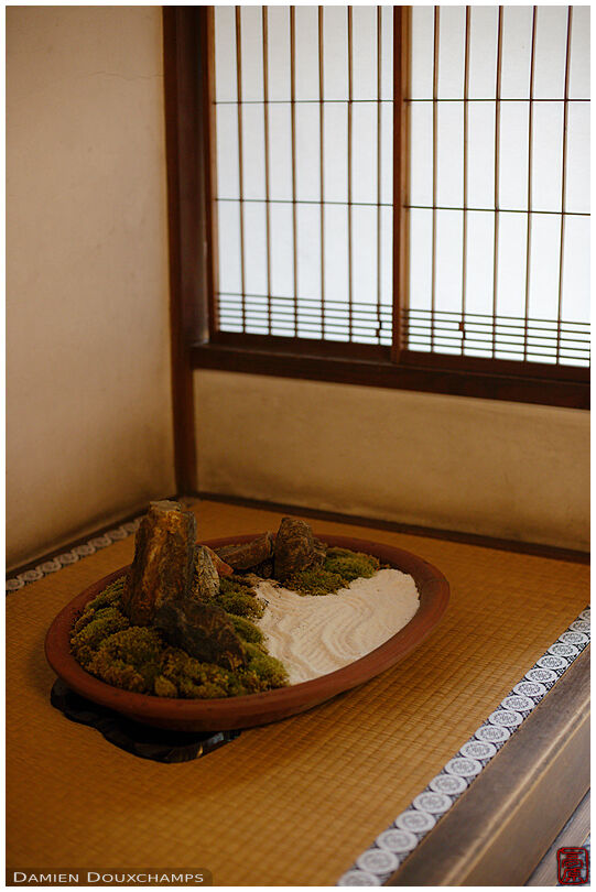 Portable zen garden in a tokonoma, Shinyo-do temple