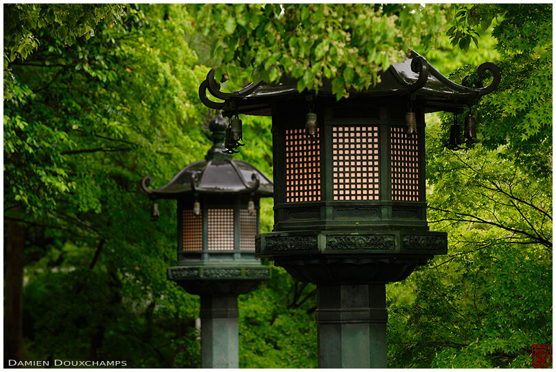 Lanterns at tnetrance of Shinyo-do temple