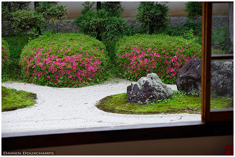 Window with view on rock garden, Myoren-ji temple