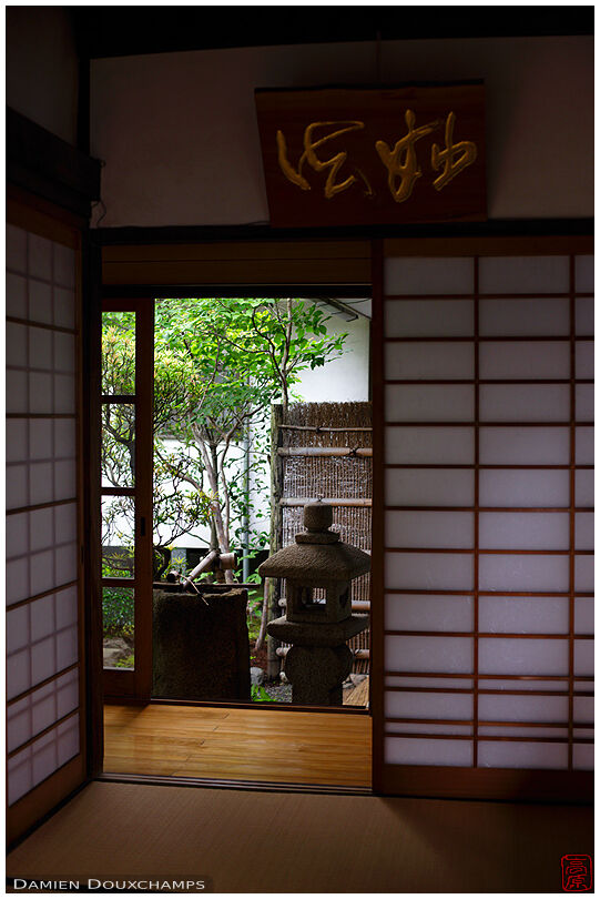 Small inner zen garden with stone lantern and washbasin, Myoren-ji temple