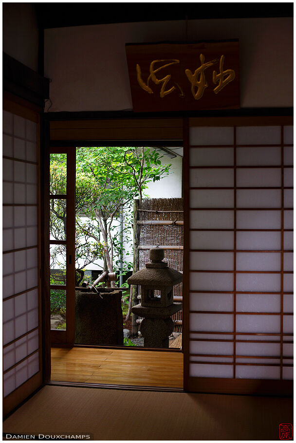 Small inner zen garden with stone lantern and washbasin, Myoren-ji temple