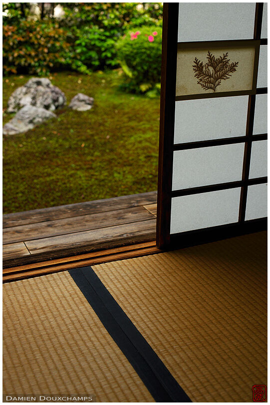 Tradtiional Japanese room with view on moss garden, Funda-in temple