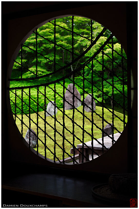 Elaborate round window with view on zen garden, Komyo-in temple