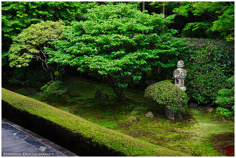 Broken lantern, Keishun-in zen garden