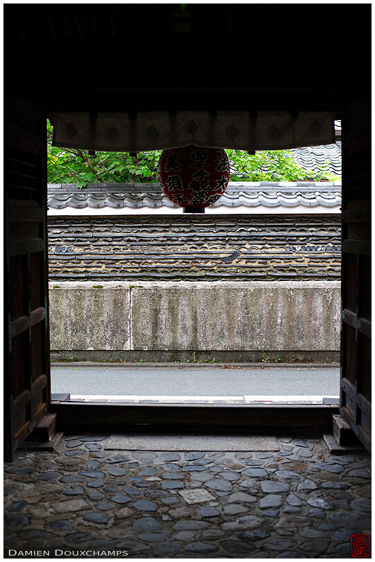 Lantern at the entrance of Uho-in temple