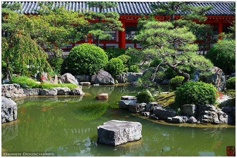 Zen garden in Sanjusangen-do temple