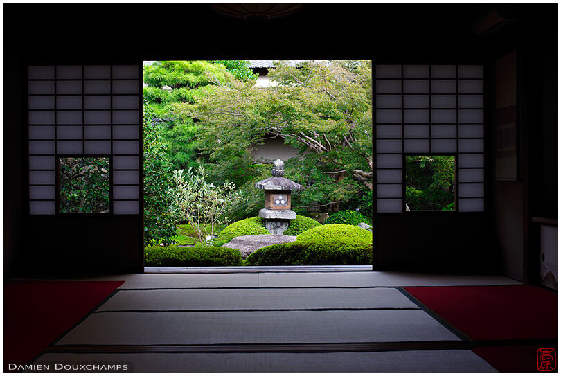 Lantern in zen garden, Unryu-in temple