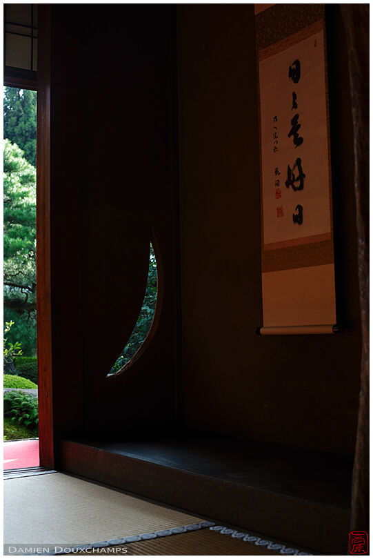 Moon-shaped aperture in a tokonoma, Unryu-in temple