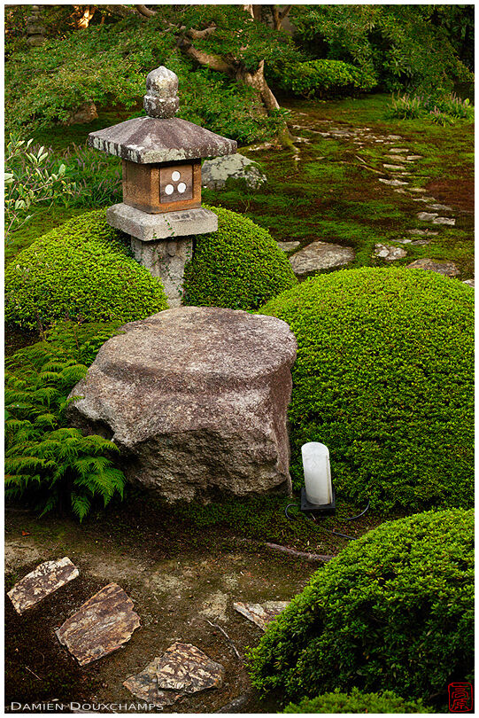 Unryu-in temple's stone lantern and gardens