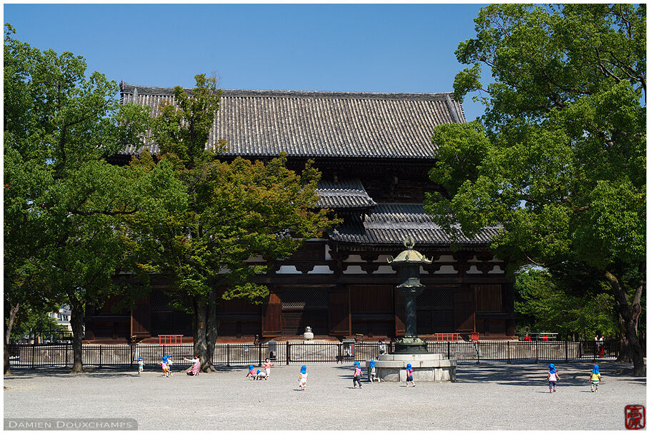 Kids playing in the grounds of To-ji temple