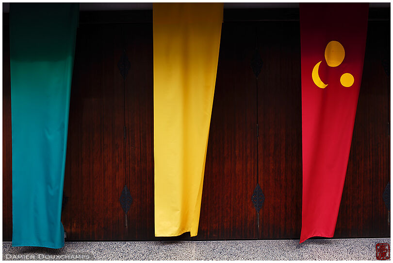 Three coloured flags, Jonan shrine