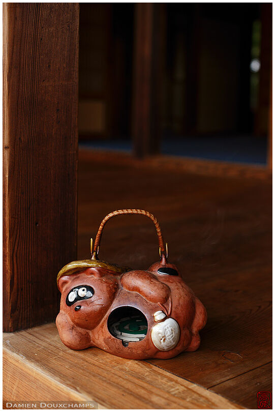 Mosquito repellent burning in a raccoon-shaped ceramic, Entoku-in temple