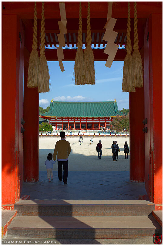 Father and daughter in the entrance of Heian shrine
