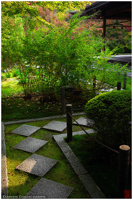 Path at the entrance of Tenju-an temple