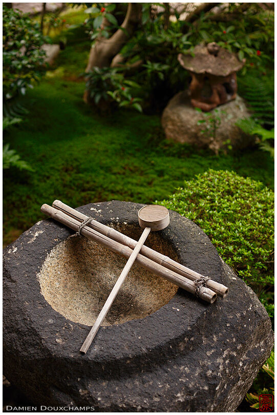 Dried tsukubai water basin, Reiun-in temple
