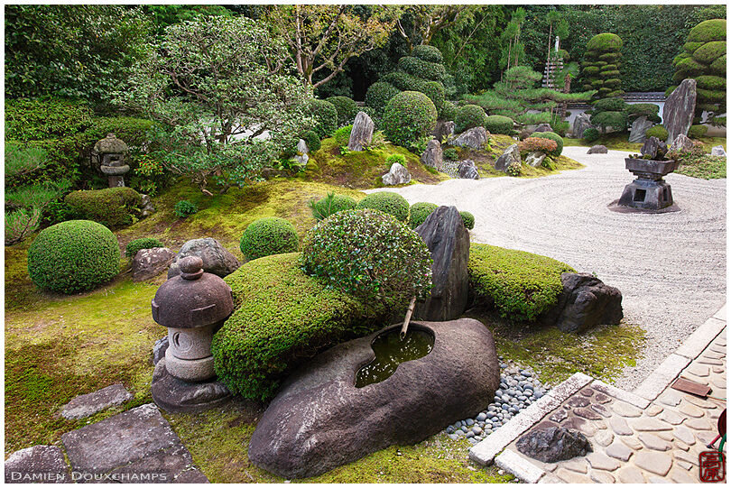 Zen garden with gourd-shaped tsukubai water basin, Reiun-in temple
