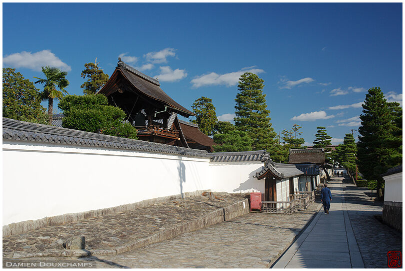 An alley in Myoshin-ji temple complex