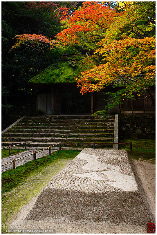 Sand mound and moss-covered gate of Hosen-in temple in autumn