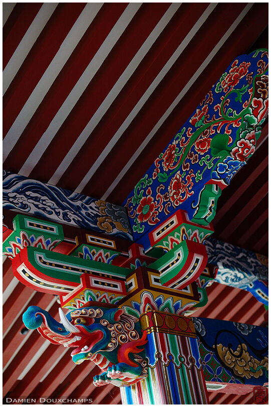 Colorful roof supports, Eikan-do temple
