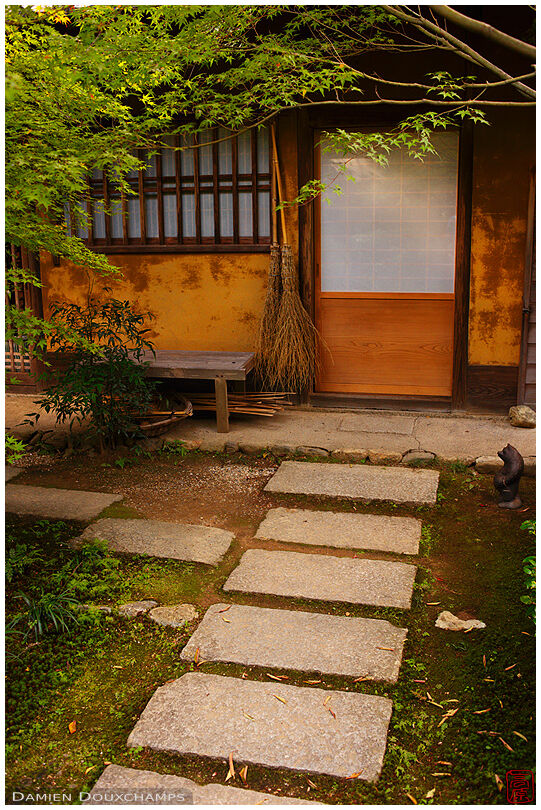 Entrance of living quarters, Enri-an temple