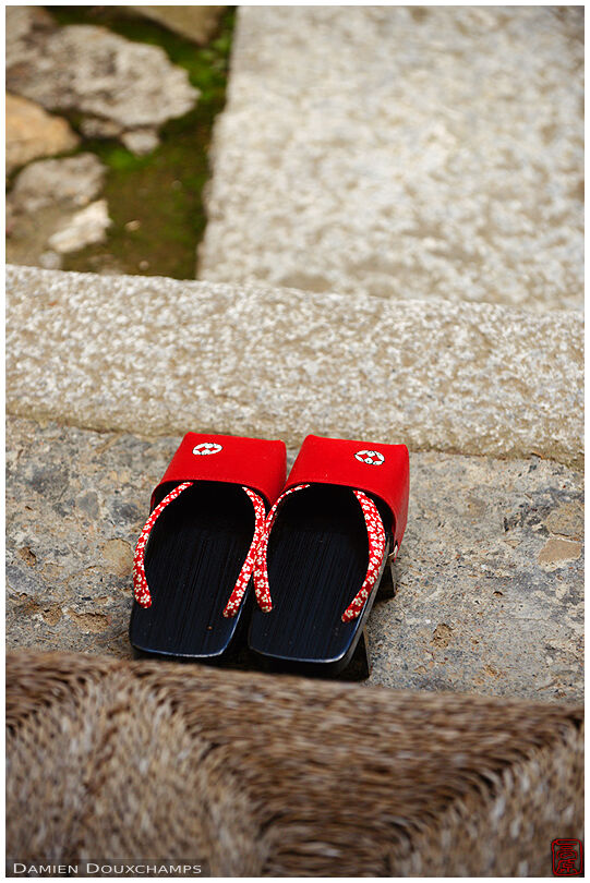 Geta sandals at the entrance of Jikishi-an temple