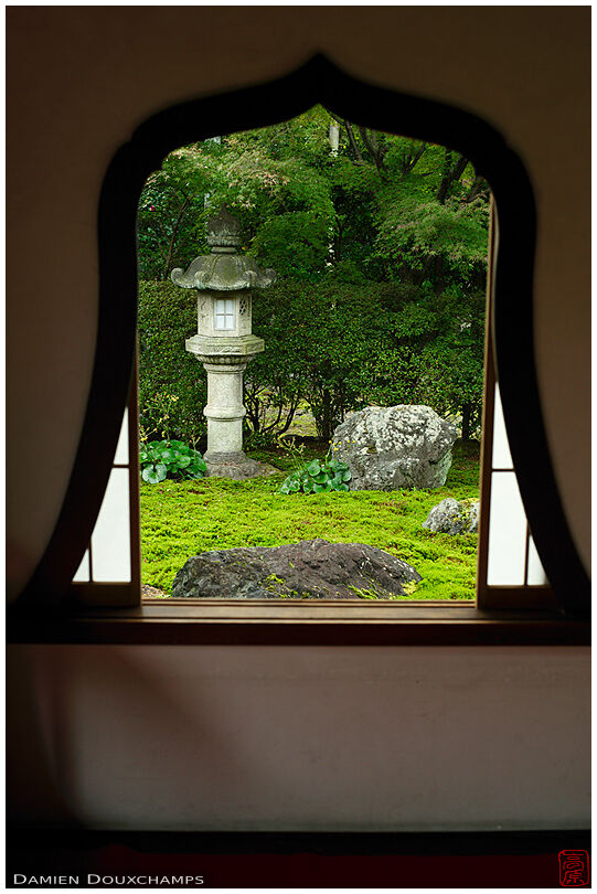 Flower-shaped window with view on moss garden, Tentoku-in temple