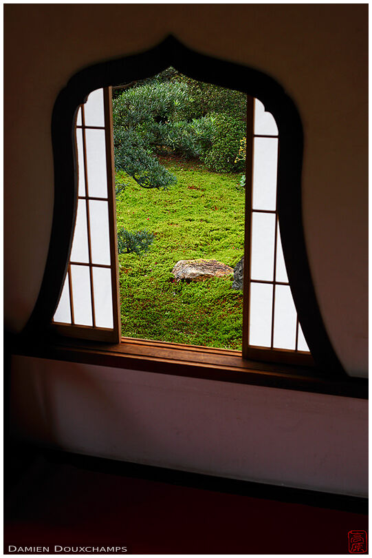 Flower-shaped window with view on moss garden, Tentoku-in temple