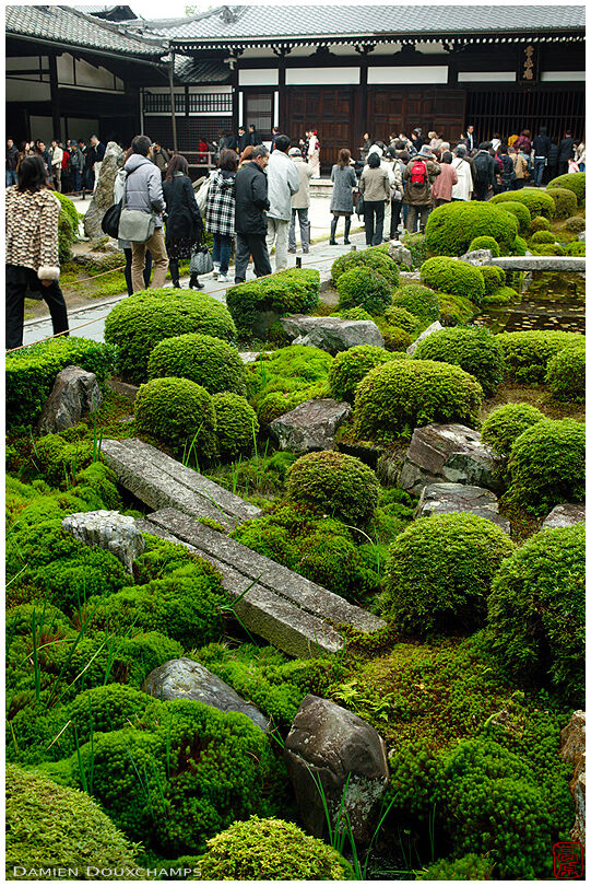Tourists in Kaizan-do temple gardens