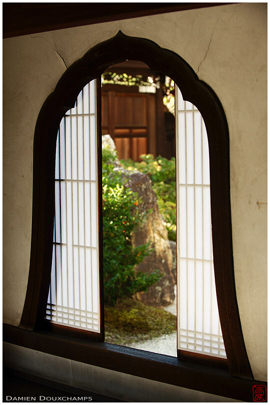 Flower-shaped window with paper screen, Kenin-ji temple