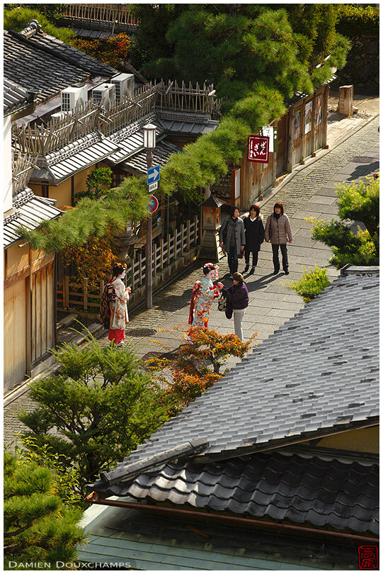 Tourists dressed as Maiko, Higashiyama