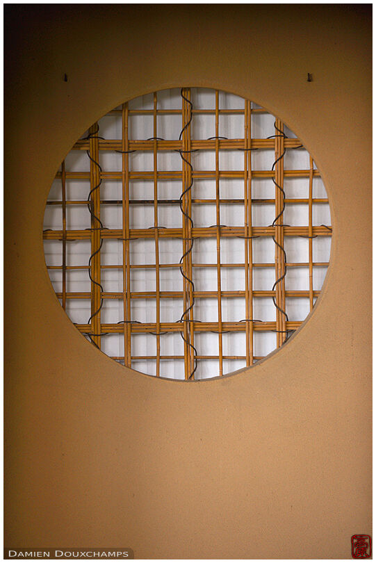 Round window with bamboo lattice, Isui-en gardens