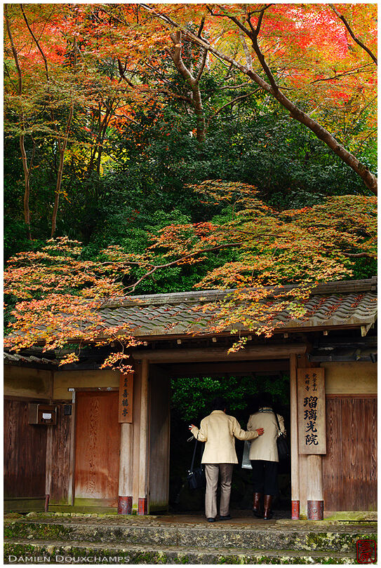 Visitors entering Ruriko-in temple