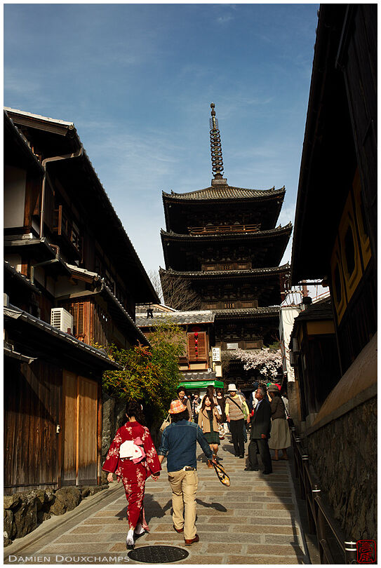 Couple heading towards the Hokai-ji pagoda, Kyoto, Japan