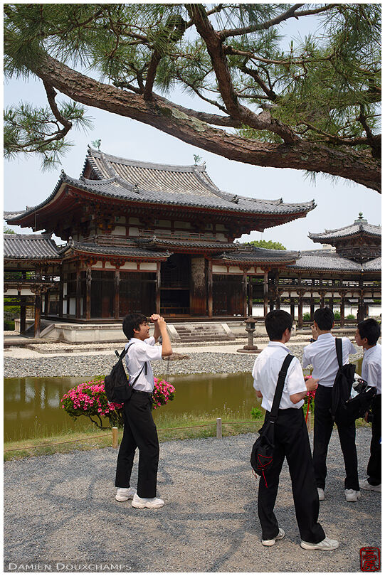 Students visiting Byōdō-in temple, Kyoto, Japan