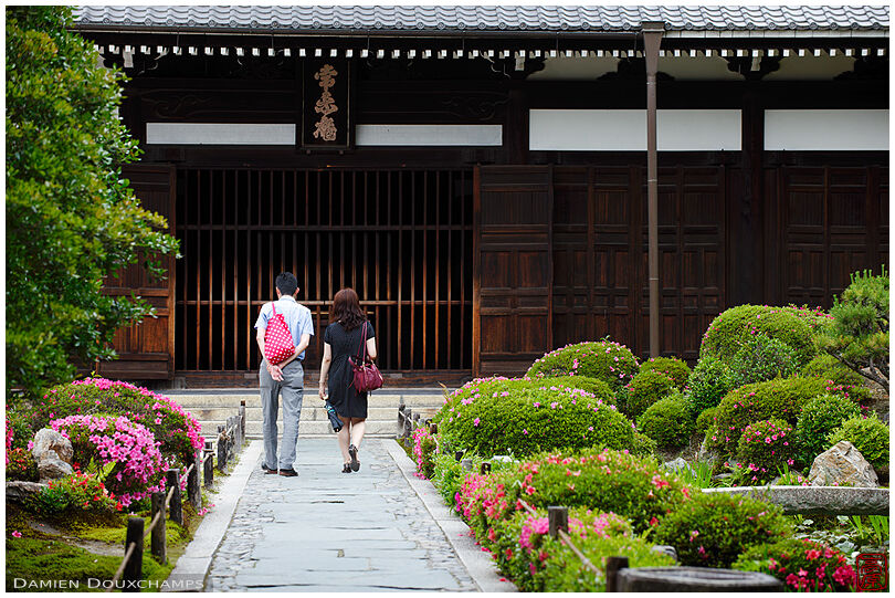 Couple visiting the founder's hall of Tofukuji temple during azalea blooming season, Kyoto, Japan