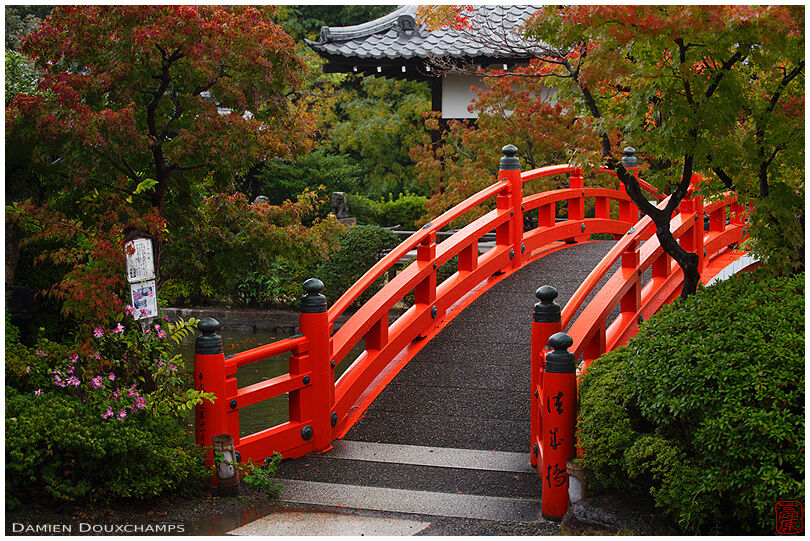 Shinsen-en garden and its red bridge, Kyoto, Japan