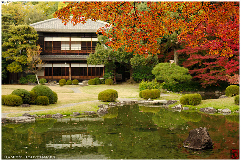 Autumn foliage over the pond of the Seifu-so villa, Kyoto, Japan