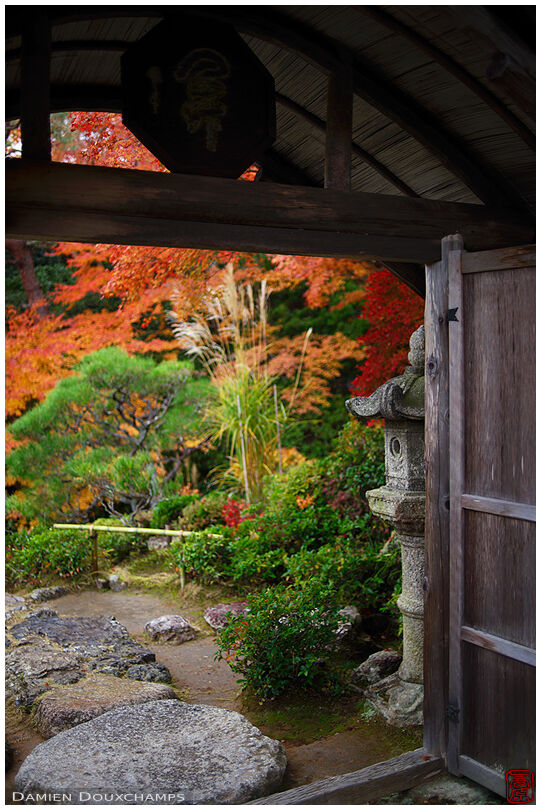 Gate in the garden of the Okochi-sanso villa in Arahiyama, Kyoto, Japan